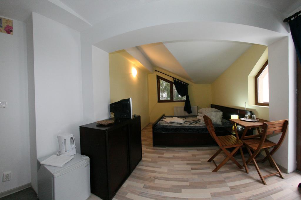 La Buni Buşteni Zimmer foto