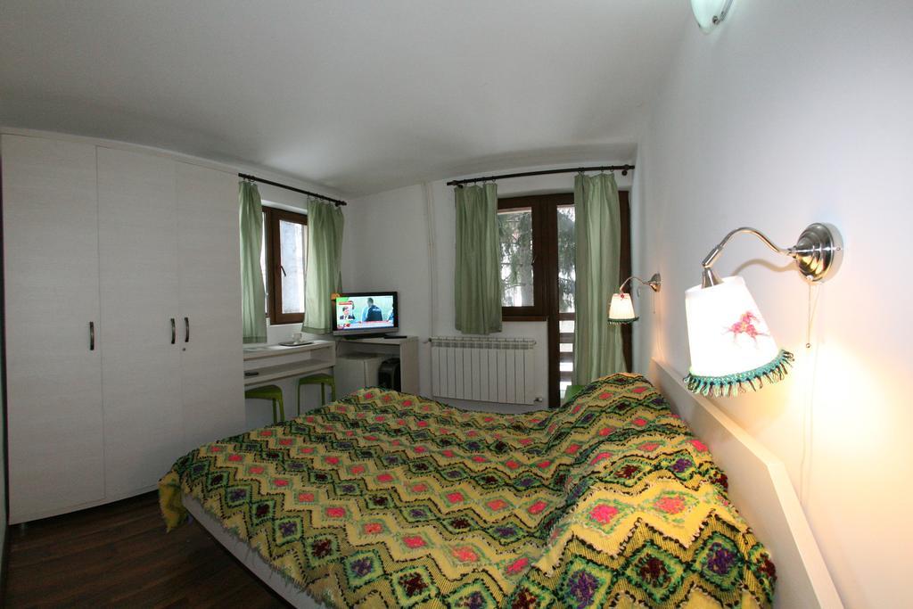 La Buni Buşteni Zimmer foto